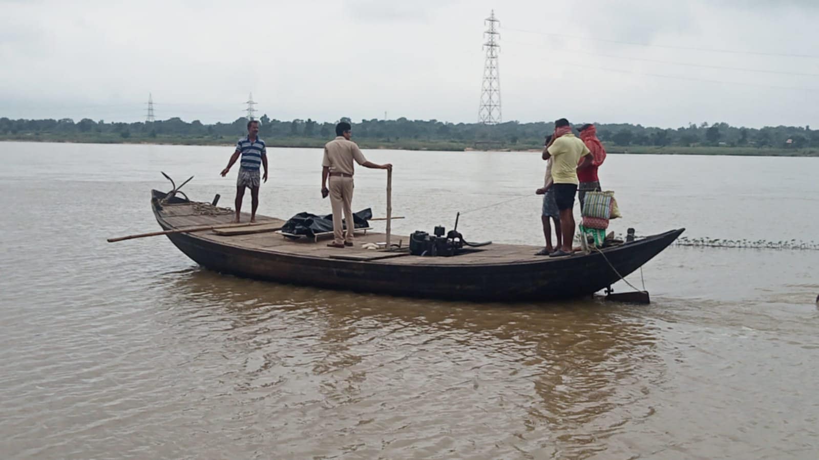 দামোদর নদীর চর থেকে উদ্ধার হল নিখোঁজ গৃহবধুর মৃত দেহ দামোদর নদীর চর থেকে উদ্ধার হল নিখোঁজ গৃহবধুর মৃত দেহ