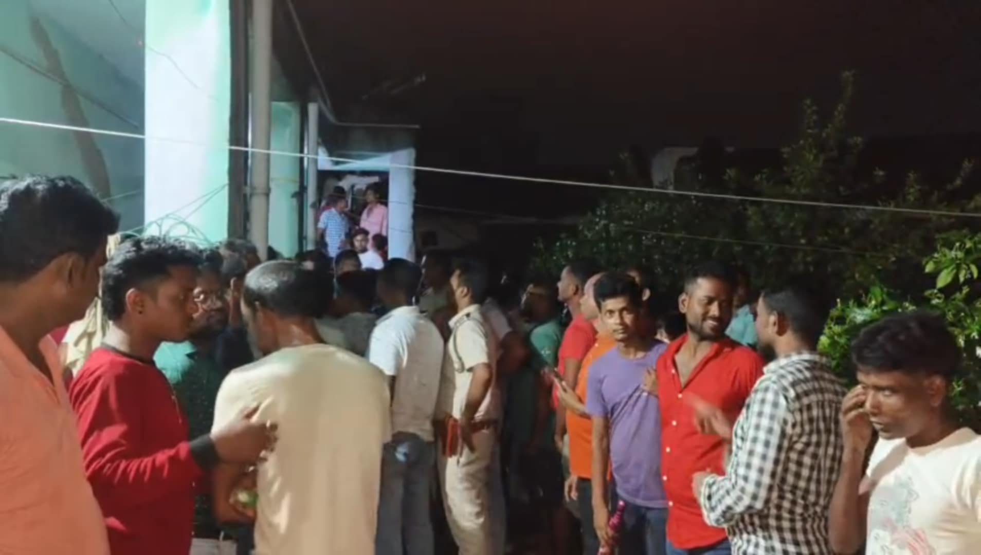 তালা বন্দী ঘরে মহিলার দেহ। এক বছরের সন্তাকে নিয়ে নিখোঁজ বাবা তালা বন্দী ঘরে মহিলার দেহ। এক বছরের সন্তাকে নিয়ে নিখোঁজ বাবা