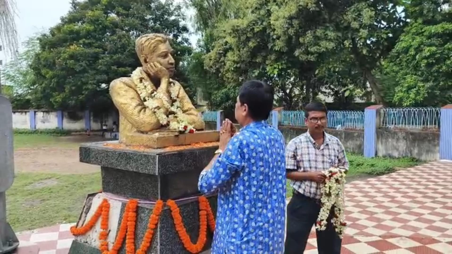 কবি সুকান্তর জন্মবার্ষিকীতে প্রতিমূর্তিতে মাল্যদান চেয়ারম্যানের কবি সুকান্তর জন্মবার্ষিকীতে প্রতিমূর্তিতে মাল্যদান চেয়ারম্যানের