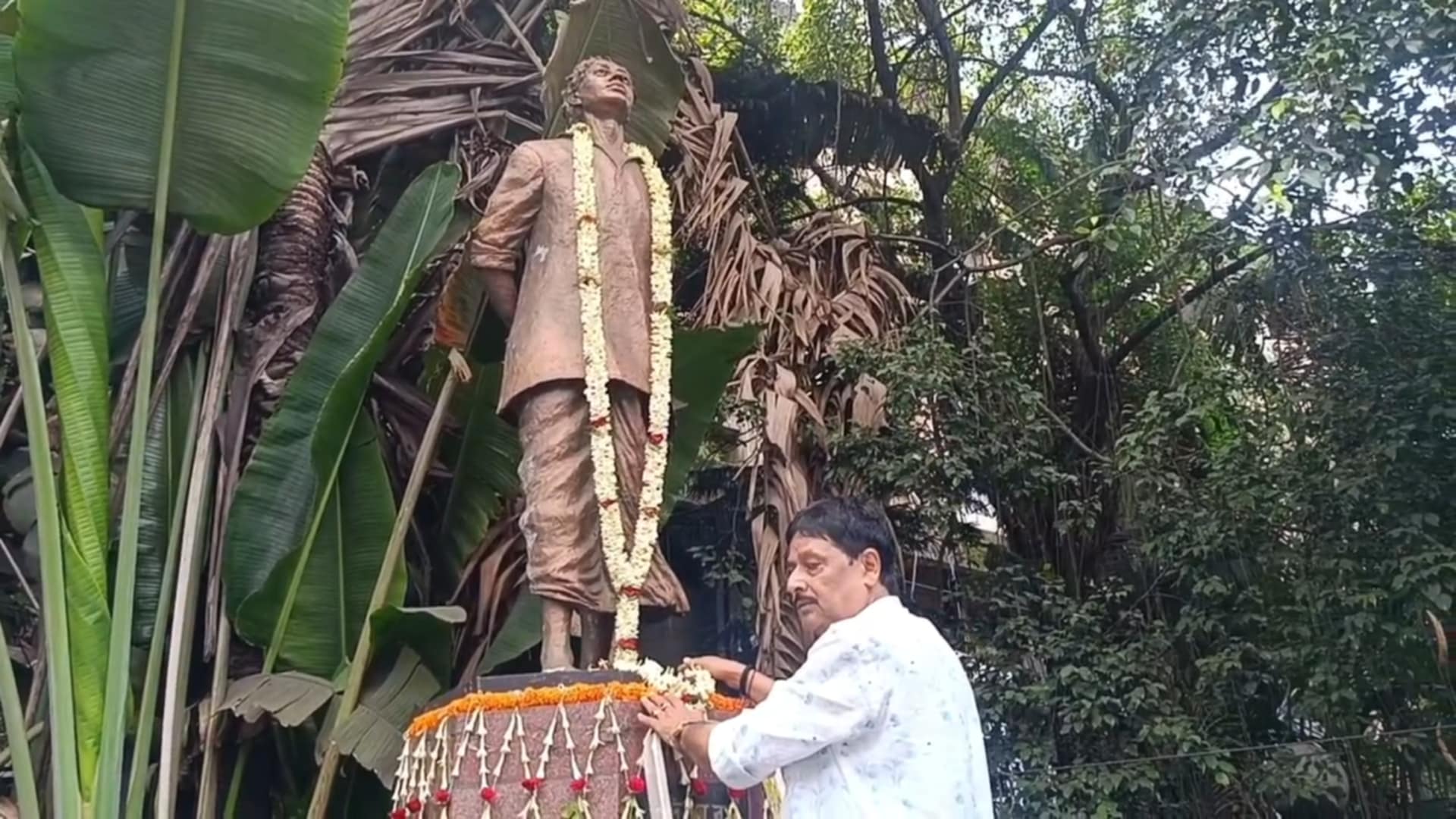 আসানসোল পৌরনিগমের পক্ষ থেকে ক্ষুদিরাম বসুকে শ্রদ্ধা আসানসোল পৌরনিগমের পক্ষ থেকে ক্ষুদিরাম বসুকে শ্রদ্ধা