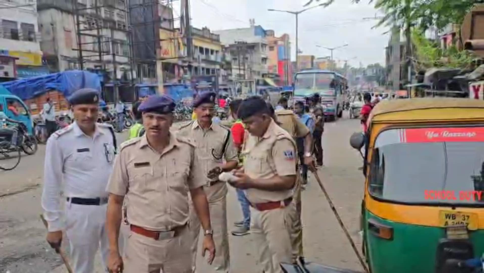 অবৈধভাবে গাড়ী পার্কিং ও দোকানের বিরুদ্ধে ট্রাফিক দপ্তরের অভিযান অবৈধভাবে গাড়ী পার্কিং ও দোকানের বিরুদ্ধে ট্রাফিক দপ্তরের অভিযান