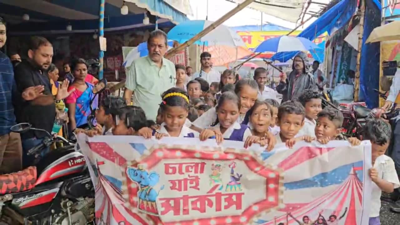 বাচ্চাদের আবদারে সার্কাস দেখাতে নিয়ে গেলেন নরেন জ্যেঠু বাচ্চাদের আবদারে সার্কাস দেখাতে নিয়ে গেলেন নরেন জ্যেঠু