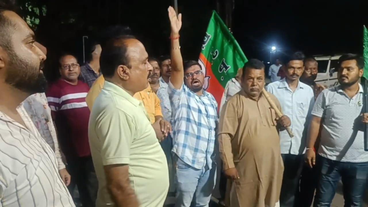 পান্ডবেশ্বরে শুভেন্দু অধিকারী আসার আগে বিজেপি কর্মীদের উপর আক্রমণের অভিযোগ, প্রতিবাদে থানা ঘেরাও বিজেপির পান্ডবেশ্বরে শুভেন্দু অধিকারী আসার আগে বিজেপি কর্মীদের উপর আক্রমণের অভিযোগ, প্রতিবাদে থানা ঘেরাও বিজেপির