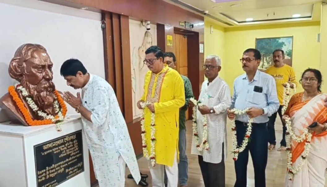রবীন্দ্রনাথের প্রয়াণ দিবসে আসানসোল পৌরনিগমের পক্ষ থেকে মূর্তিতে মাল্যদান রবীন্দ্রনাথের প্রয়াণ দিবসে আসানসোল পৌরনিগমের পক্ষ থেকে মূর্তিতে মাল্যদান