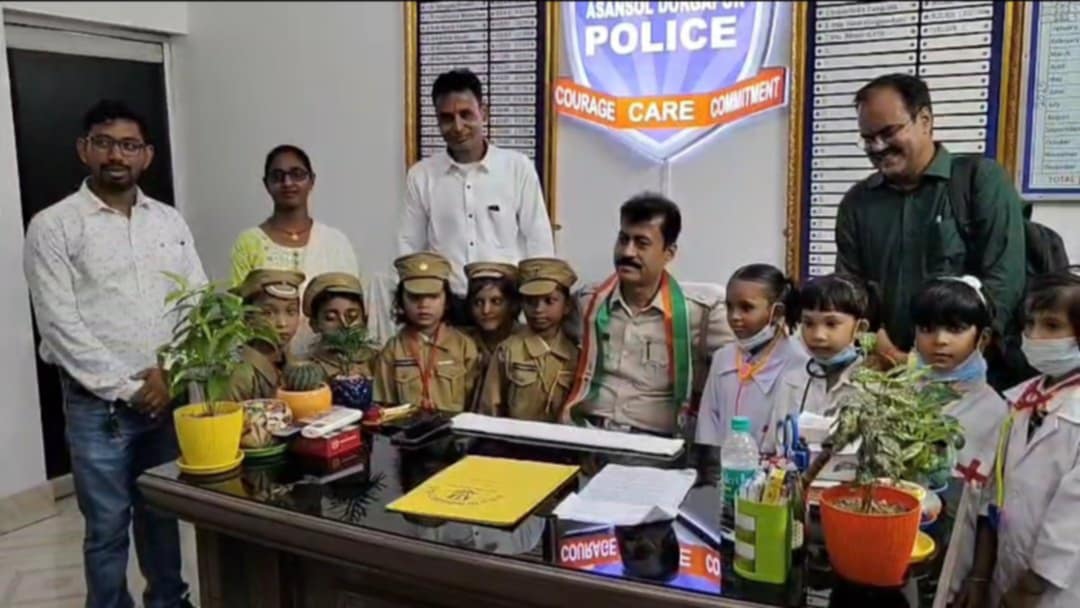 স্বাধীনতা দিবসের প্রাক্কালে রাণীগঞ্জ থানার পুলিশদের সম্মান জানালো স্কুল পড়ুয়ারা স্বাধীনতা দিবসের প্রাক্কালে রাণীগঞ্জ থানার পুলিশদের সম্মান জানালো স্কুল পড়ুয়ারা