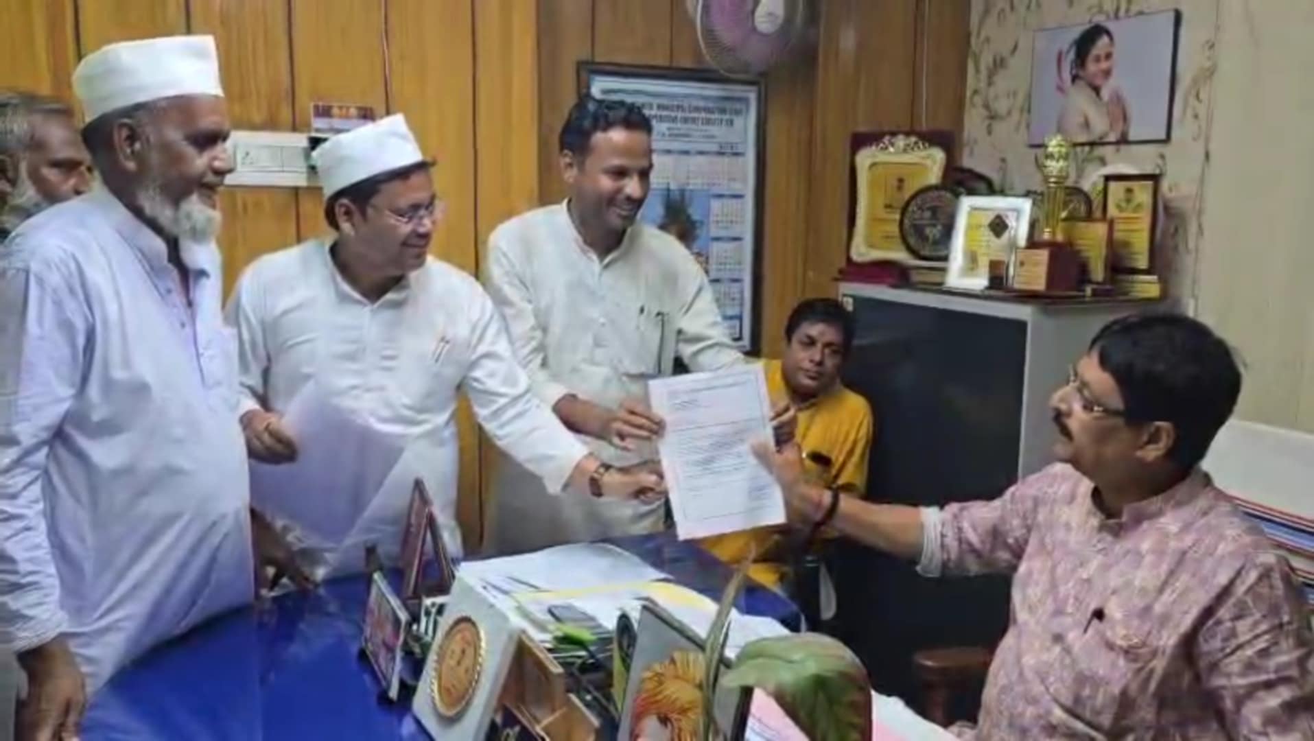 কংগ্রেসের পক্ষ থেকে চেয়ারম্যানের কাছে স্মারকলিপি জমা কংগ্রেসের পক্ষ থেকে চেয়ারম্যানের কাছে স্মারকলিপি জমা