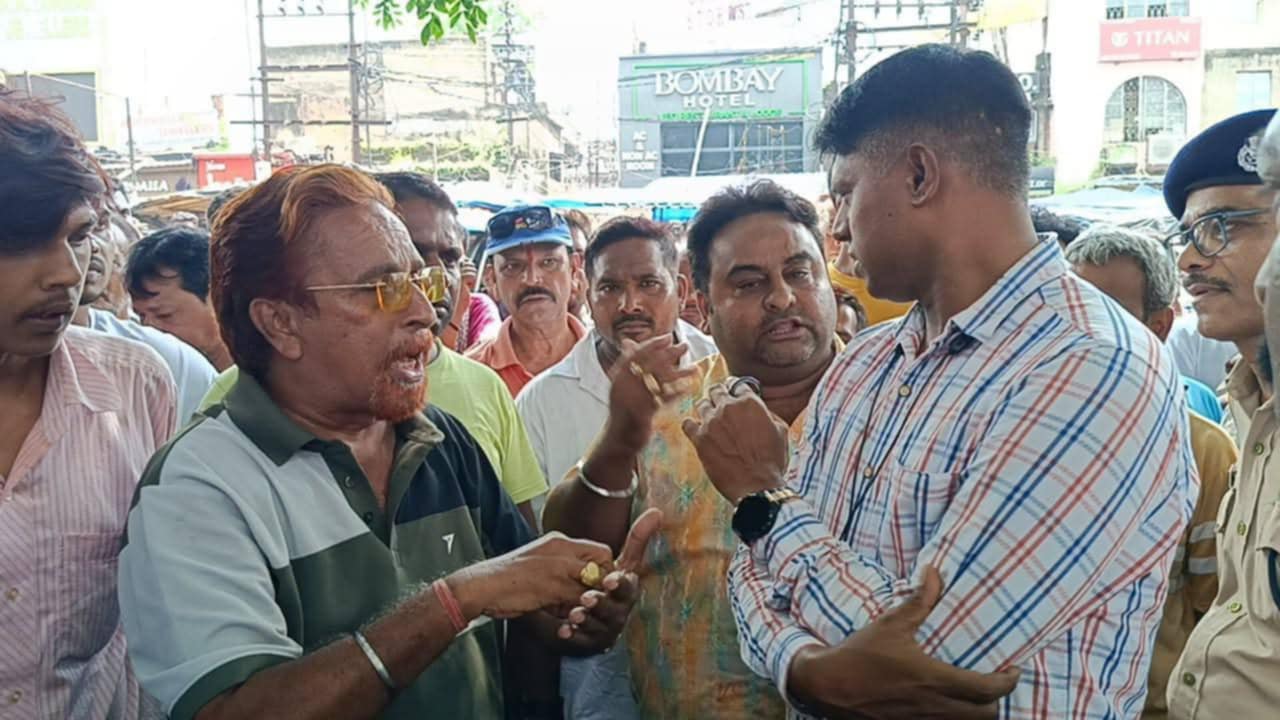 রেলের জমিতে অবৈধ দখল – উচ্ছেদ ঘিরে উত্তেজনা রেলের জমিতে অবৈধ দখল – উচ্ছেদ ঘিরে উত্তেজনা