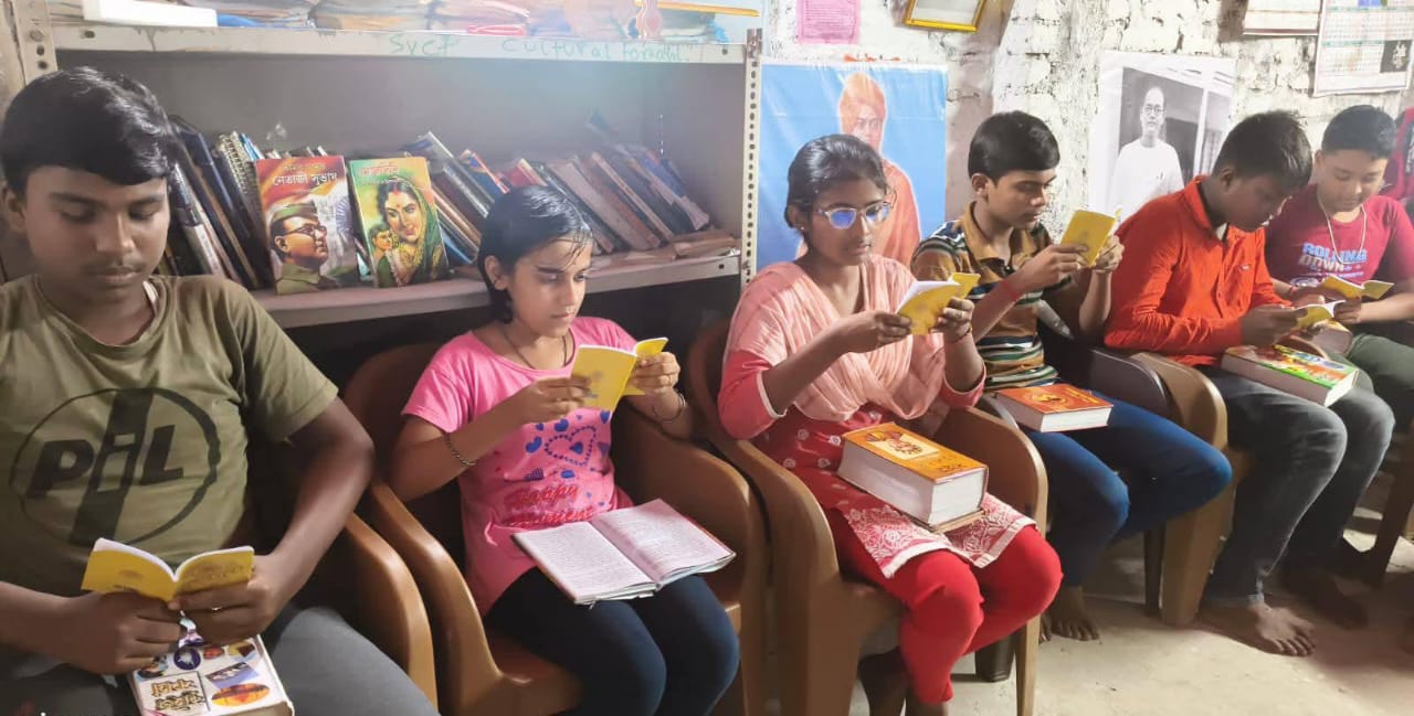ছাত্র যুবদের বই মুখী করার চেষ্টায় স্বেচ্ছাসেবী সংস্থা ছাত্র যুবদের বই মুখী করার চেষ্টায় স্বেচ্ছাসেবী সংস্থা