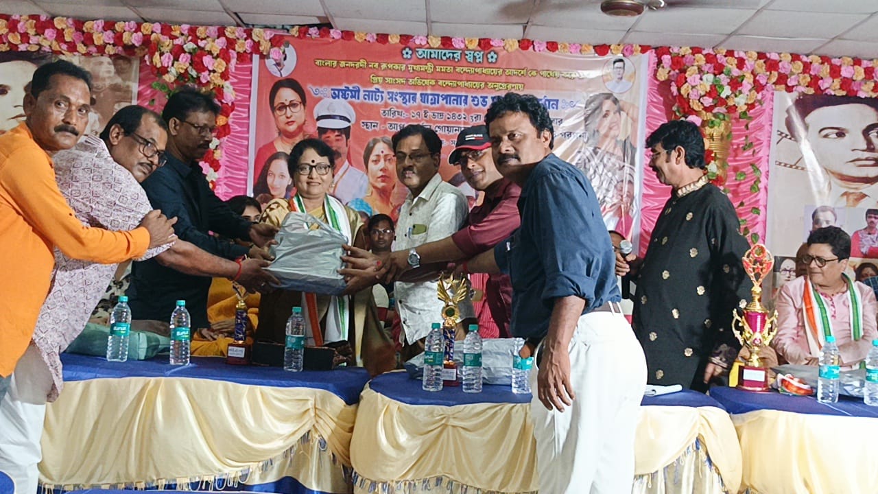 মহানায়ক উত্তম কুমারের ৯৯ তম জন্মদিন পালন মহানায়ক উত্তম কুমারের ৯৯ তম জন্মদিন পালন