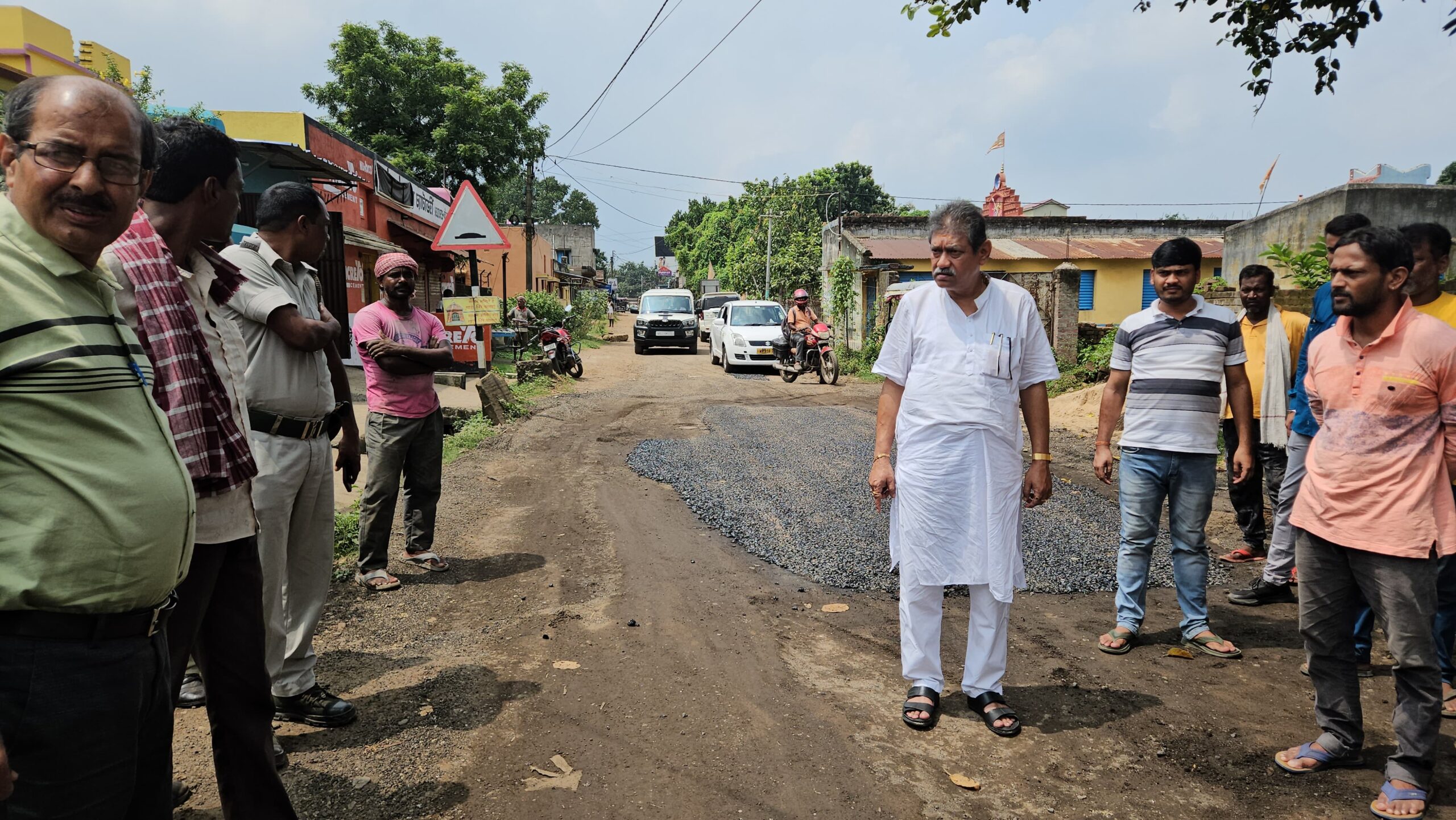 পাণ্ডবেশ্বরে প্রবলবর্ষণে ক্ষতিগ্রস্ত রাস্তা মেরামতের কাজ পরিদর্শনে বিধায়ক, রাস্তার গুণগত মান খারাপের জন্য বন্ধ করলেন রাস্তার কাজ পাণ্ডবেশ্বরে প্রবলবর্ষণে ক্ষতিগ্রস্ত রাস্তা মেরামতের কাজ পরিদর্শনে বিধায়ক, রাস্তার গুণগত মান খারাপের জন্য বন্ধ করলেন রাস্তার কাজ