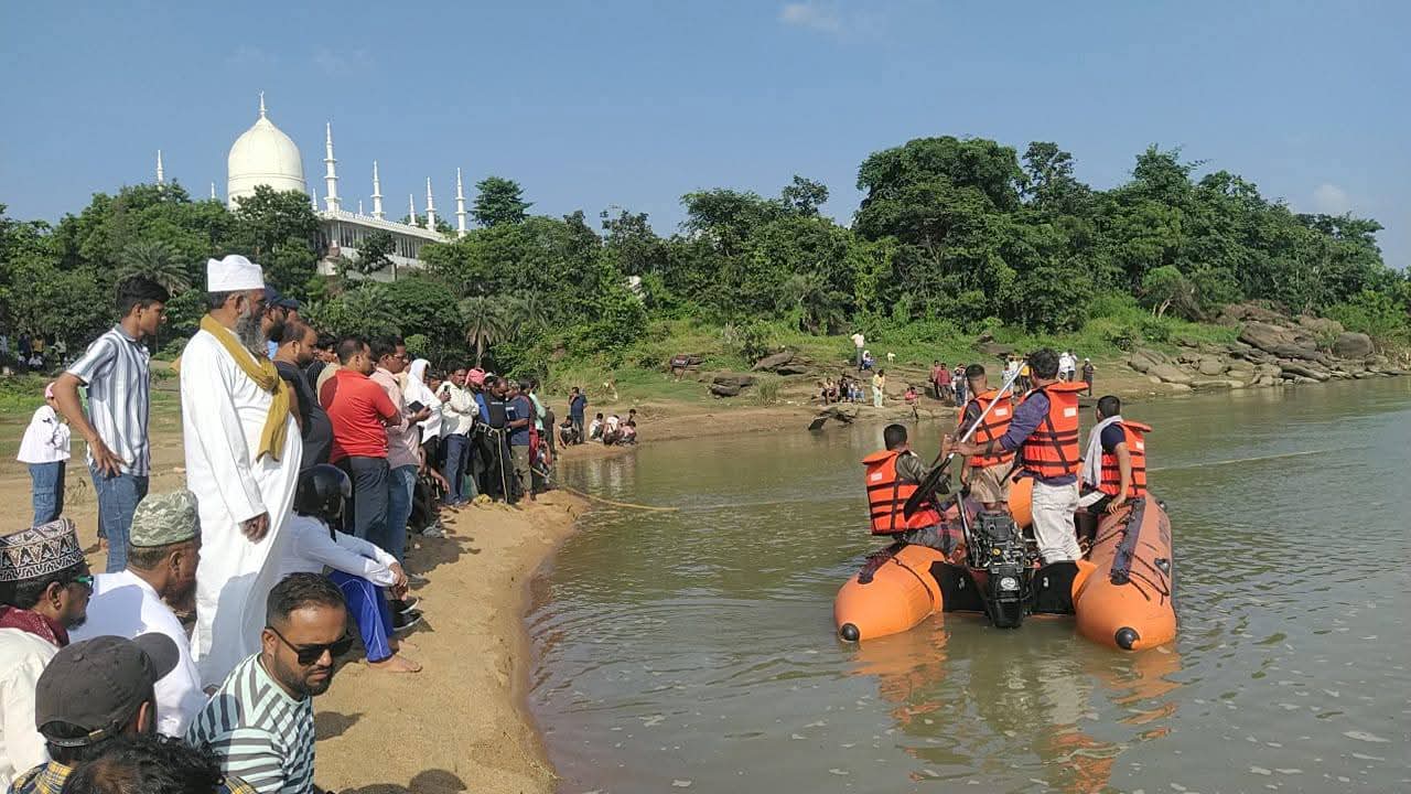 দামোদর নদীতে তলিয়ে গেল দুই পড়ুয়া দামোদর নদীতে তলিয়ে গেল দুই পড়ুয়া