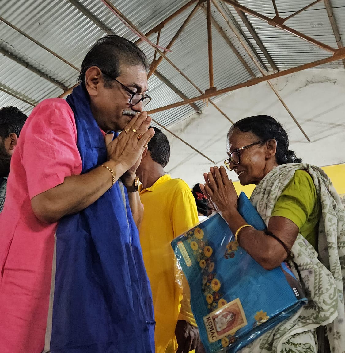 ৬০ হাজার মায়েদের হাতে নতুন বস্ত্র উপহার দিলেন বিধায়ক নরেন্দ্রনাথ চক্রবর্তী ৬০ হাজার মায়েদের হাতে নতুন বস্ত্র উপহার দিলেন বিধায়ক নরেন্দ্রনাথ চক্রবর্তী