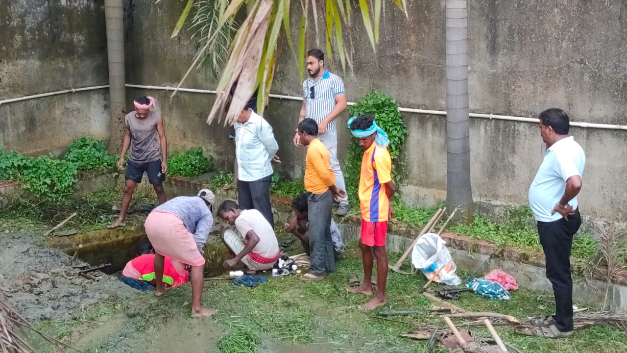 সরকারকে বুড়ো আঙুল দেখিয়ে কুলটির হোটেল গুলিতে চলছিল বছরের পর বছর চোরাই জল এর ব্যবসা সরকারকে বুড়ো আঙুল দেখিয়ে কুলটির হোটেল গুলিতে চলছিল বছরের পর বছর চোরাই জল এর ব্যবসা