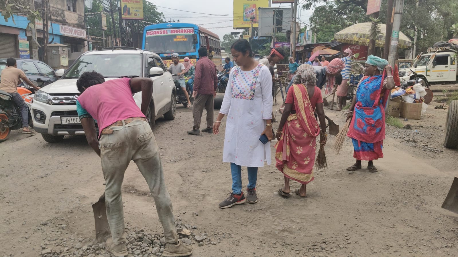 উৎসবকে সামনে রেখে PWD তরফে কুলটি তে জোরকদমে চলছে সড়ক সংস্কারের কাজ উৎসবকে সামনে রেখে PWD তরফে কুলটি তে জোরকদমে চলছে সড়ক সংস্কারের কাজ