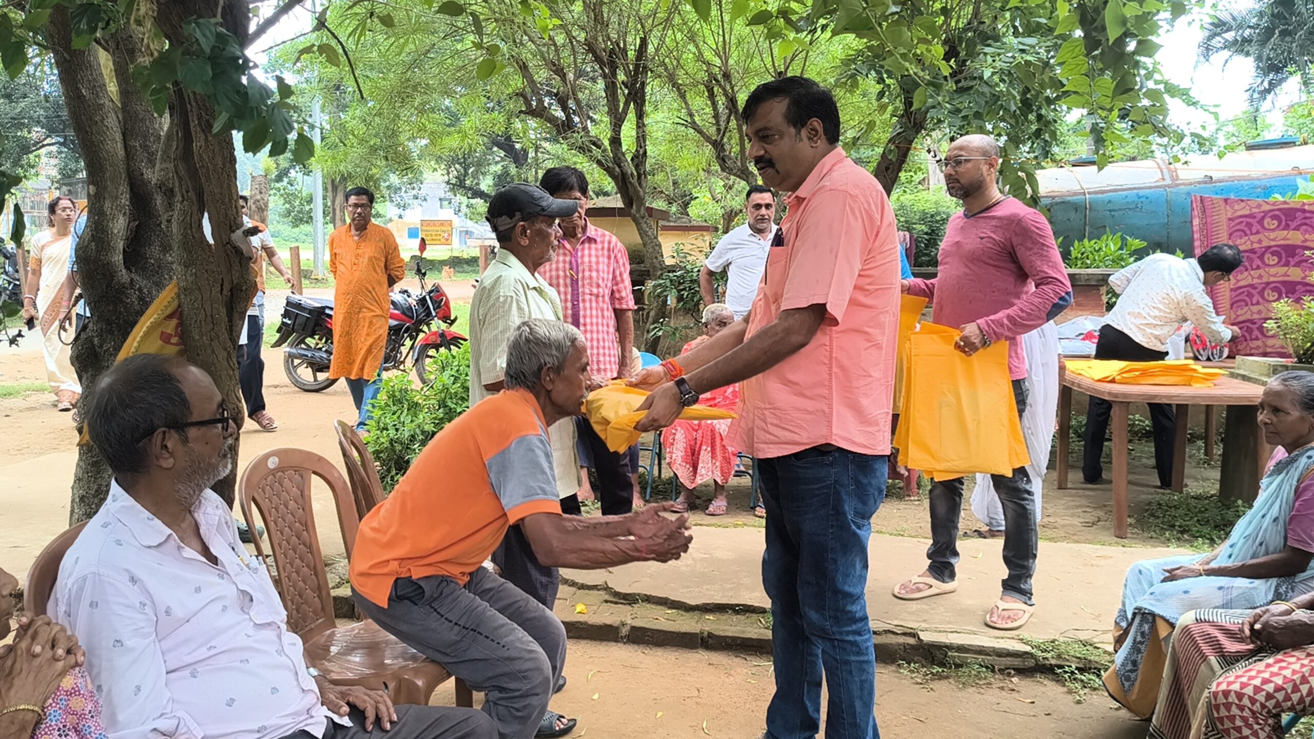 বৃদ্ধাশ্রমে থাকা ৪৭ জন আবাসিকদের হাতে নতুন বস্ত্র তুলে দিলেন সমাজসেবী ইন্দ্রনাথ সরকার বৃদ্ধাশ্রমে থাকা ৪৭ জন আবাসিকদের হাতে নতুন বস্ত্র তুলে দিলেন সমাজসেবী ইন্দ্রনাথ সরকার