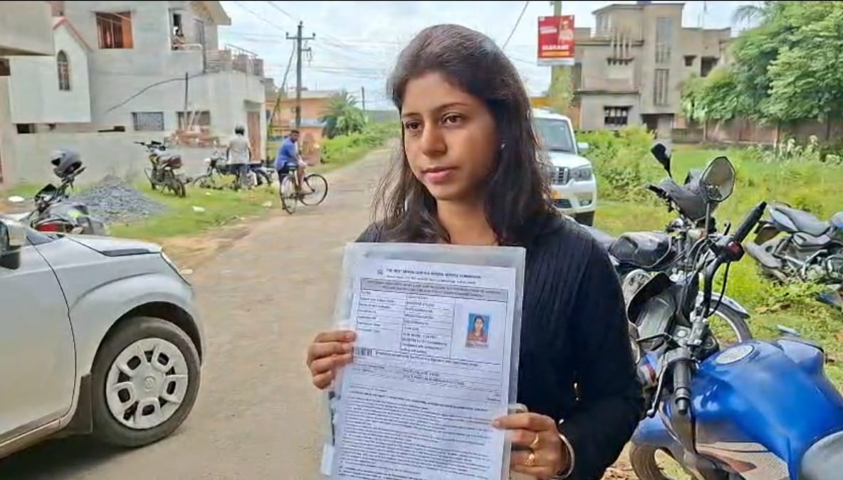 এসএসসি পরীক্ষায় কালো পোশাকে প্রতীকী প্রতিবাদ রূপা কর্মকারের এসএসসি পরীক্ষায় কালো পোশাকে প্রতীকী প্রতিবাদ রূপা কর্মকারের