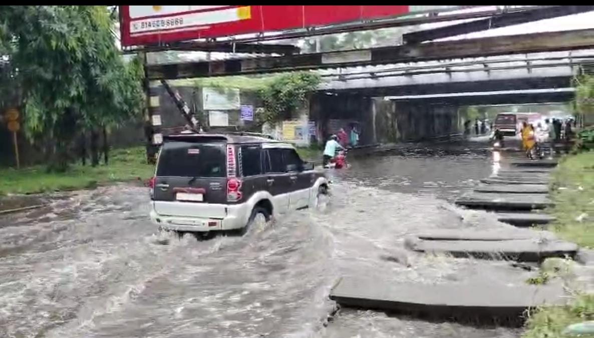 বার্নপুরের ত্রিবেণী মোড় রেলের ব্রিজের নিচের রাস্তা জলমগ্ন, চরম অসুবিধায় পথচারী ও যানবাহন আরোহীরা বার্নপুরের ত্রিবেণী মোড় রেলের ব্রিজের নিচের রাস্তা জলমগ্ন, চরম অসুবিধায় পথচারী ও যানবাহন আরোহীরা