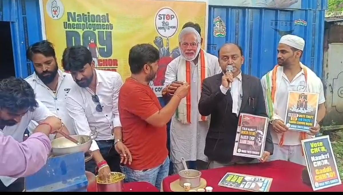 রাস্তার ধারে মোদীর মুখোশ পরে তেলেভাজা পকোড়া বিতরন করেবেকারত্বের দিক তুলে ধরে অভিনব প্রতিবাদ