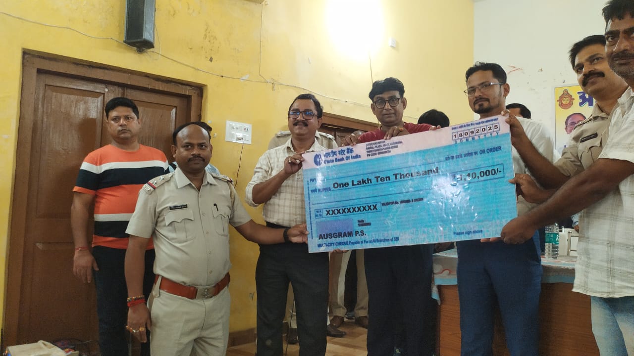 বিলি করা হলো দুর্গাপুজোর সরকারি অনুদানের চেক বিলি করা হলো দুর্গাপুজোর সরকারি অনুদানের চেক