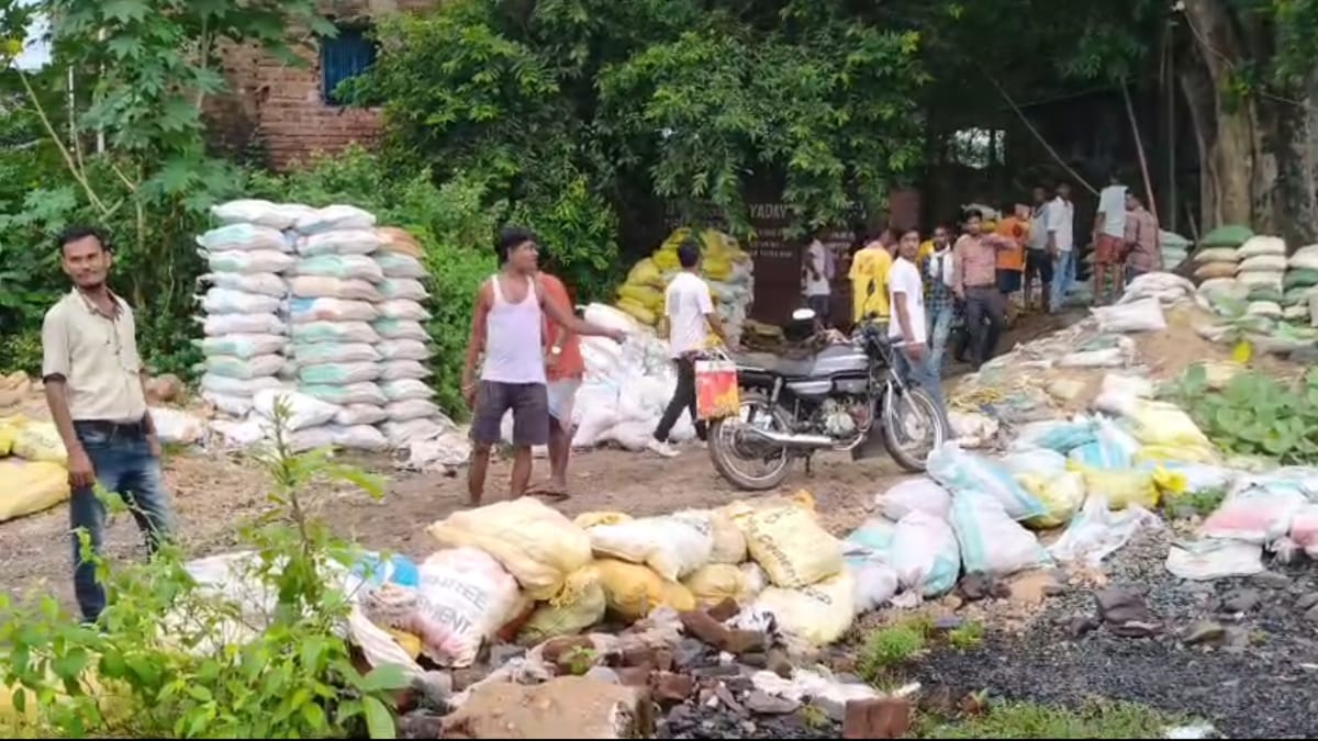 যাদব ট্রেডার্সের বিরুদ্ধে অবৈধভাবে বালি উত্তোলন এবং বিভিন্ন অবৈধ কার্যকলাপ চালানোর অভিযোগ