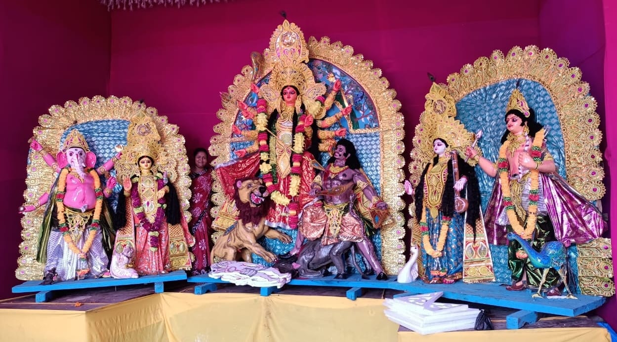 আজও অভিনবত্বের দাবি রাখে আউসগ্রামের দুর্গাপুজো আজও অভিনবত্বের দাবি রাখে আউসগ্রামের দুর্গাপুজো