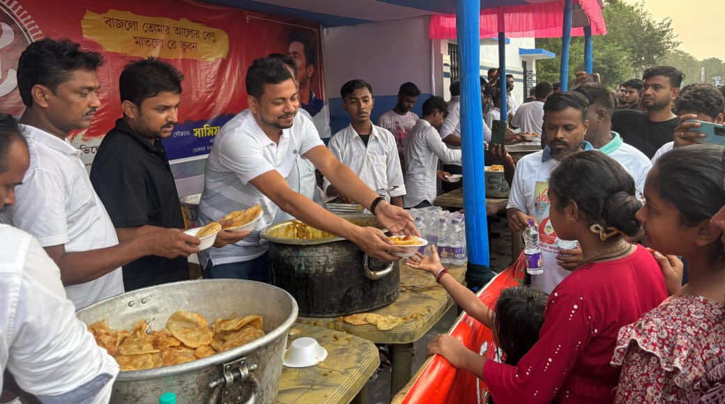 মহালয়া উপলক্ষে জল ছত্র পরিবেশন করলেন সামিম আহমেদ মহালয়া উপলক্ষে জল ছত্র পরিবেশন করলেন সামিম আহমেদ