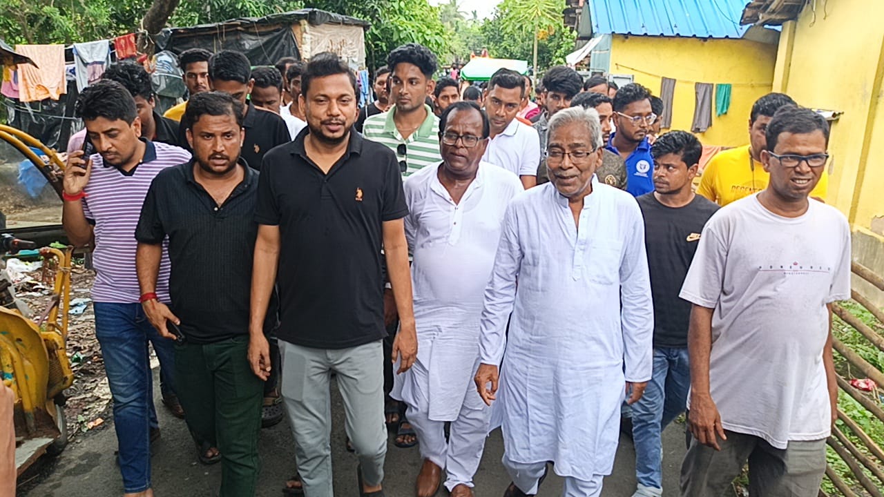 পুজোর আগে ‘দুয়ারে উপহার পেয়ে খুশি এলাকার মানুষ পুজোর আগে ‘দুয়ারে উপহার পেয়ে খুশি এলাকার মানুষ
