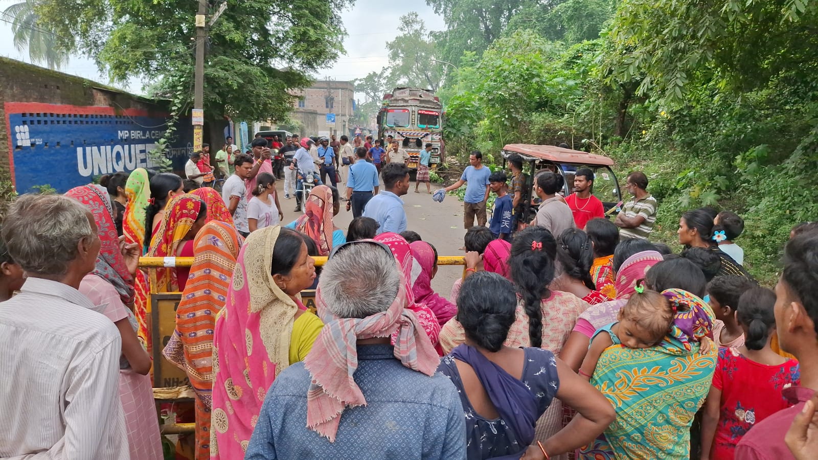 পানীয় জলের দাবিতে বিক্ষোভ দেখাল শতাধিক মহিলা পানীয় জলের দাবিতে বিক্ষোভ দেখাল শতাধিক মহিলা