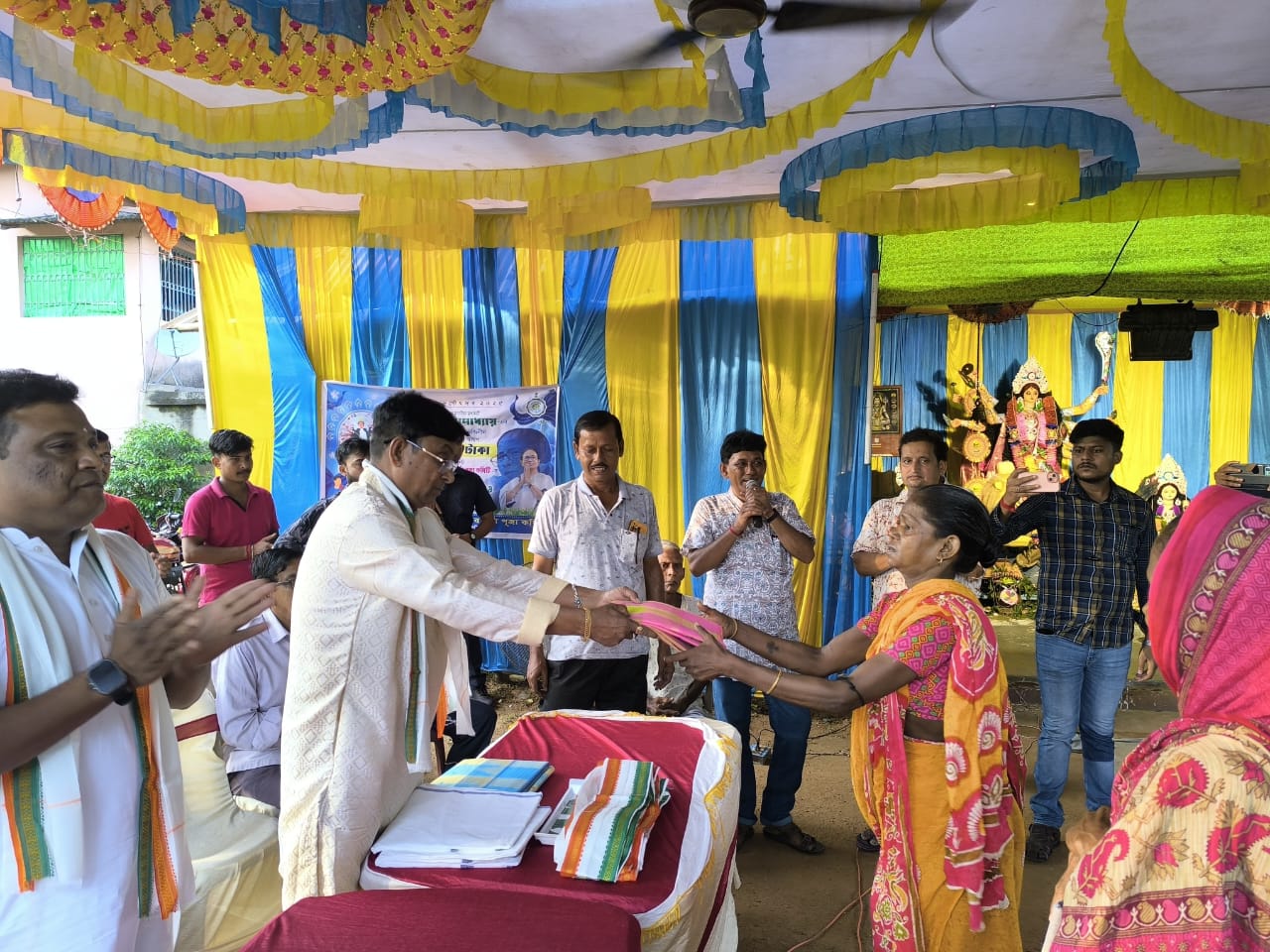 এলাকাবাসীর হাতে পুজোর উপহার তুলে দিলেন আউসগ্রামের বিধায়ক এলাকাবাসীর হাতে পুজোর উপহার তুলে দিলেন আউসগ্রামের বিধায়ক