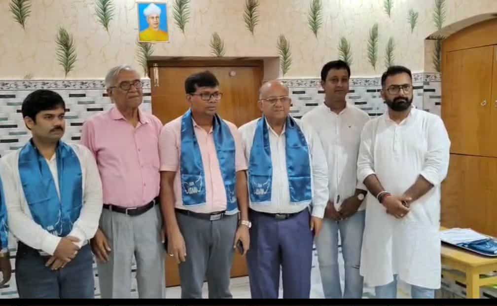 शिक्षक दिवस के अवसर पर रानीगंज युवा उड़ान की ओर से शिक्षकों को किया गया सम्मानित शिक्षक दिवस के अवसर पर रानीगंज युवा उड़ान की ओर से शिक्षकों को किया गया सम्मानित