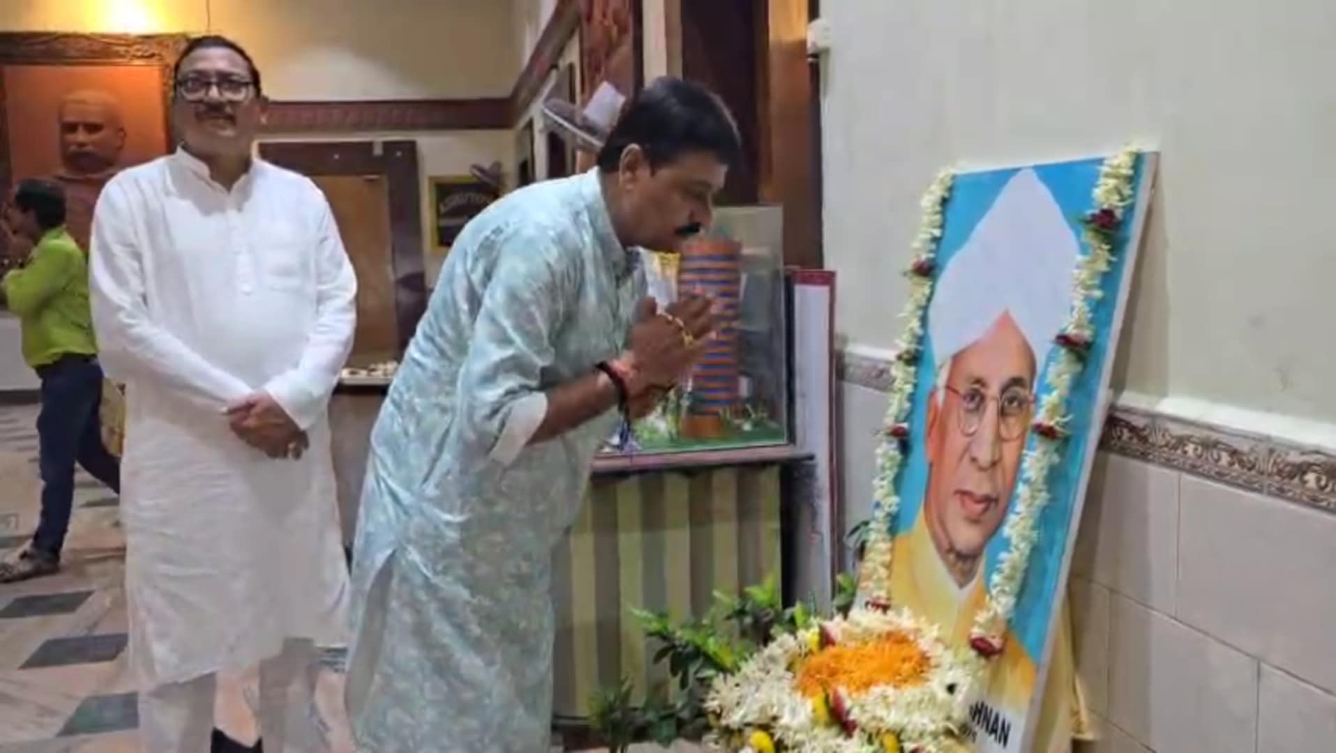রাধাকৃষ্ণর জন্মদিনে আসানসোল পৌরনিগমের পক্ষ থেকে শ্রদ্ধা জানানো হয়েছে রাধাকৃষ্ণর জন্মদিনে আসানসোল পৌরনিগমের পক্ষ থেকে শ্রদ্ধা জানানো হয়েছে