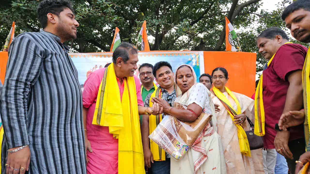 दुर्गापूजा से पहले 60,000 माताओं को दिया जायेगा नया वस्त्र,तृणमूल कांग्रेस के जिलाध्यक्ष सह विधायक नरेन्द्रनाथ चक्रवर्ती ने किया कार्यक्रम का शुभारंभ