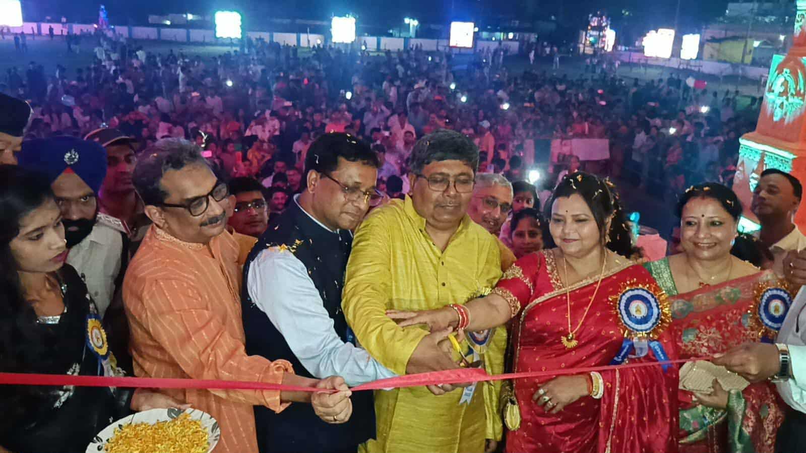 दिल्ली के अक्षरधाम मंदिर के तर्ज पर बना धेमोमेन दुर्गापूजा पंडाल का भव्य उद्घाटन दिल्ली के अक्षरधाम मंदिर के तर्ज पर बना धेमोमेन दुर्गापूजा पंडाल का भव्य उद्घाटन