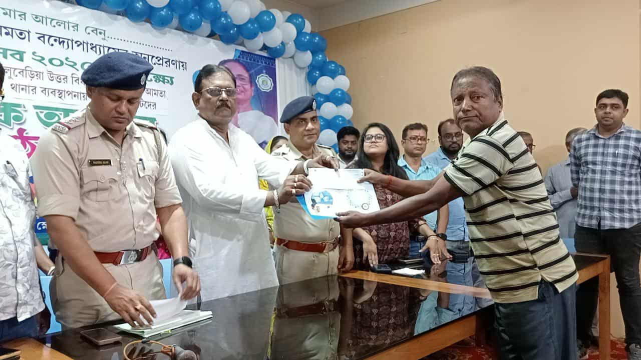 বিলি করা হলো দুর্গাপুজোর সরকারি অনুদানের চেক