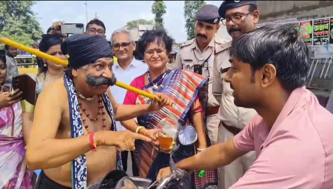 दुर्गापुर के मुचीपाड़ा यातायात पुलिस ने चलाया जागरूकता अभियान:सड़क पर उतरे यमराज ने पढ़ाया यातायात का पाठ दुर्गापुर के मुचीपाड़ा यातायात पुलिस ने चलाया जागरूकता अभियान:सड़क पर उतरे यमराज ने पढ़ाया यातायात का पाठ