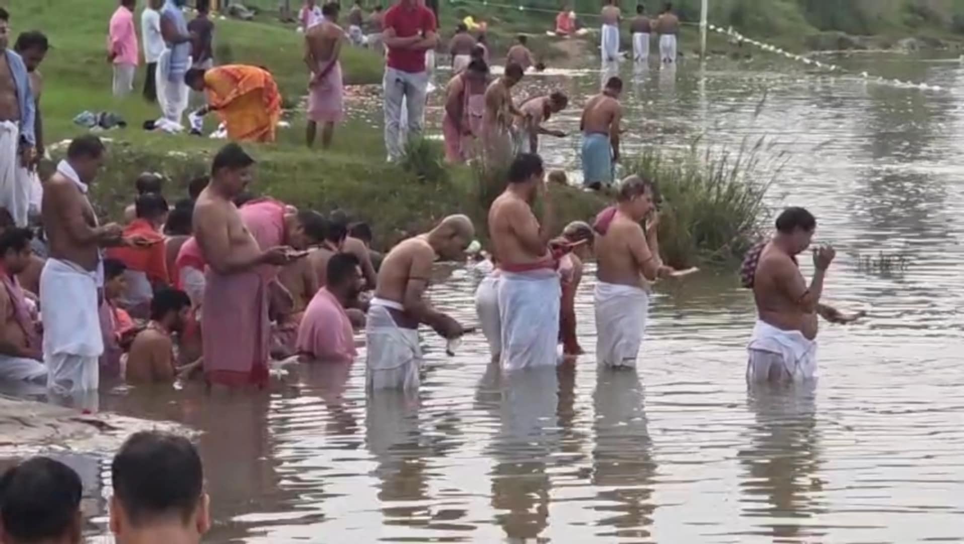 আসানসোলে দামোদর ঘাটে পূর্বপুরুষদের উদ্দেশে জল উৎসর্গ করলেন বহু মানুষ