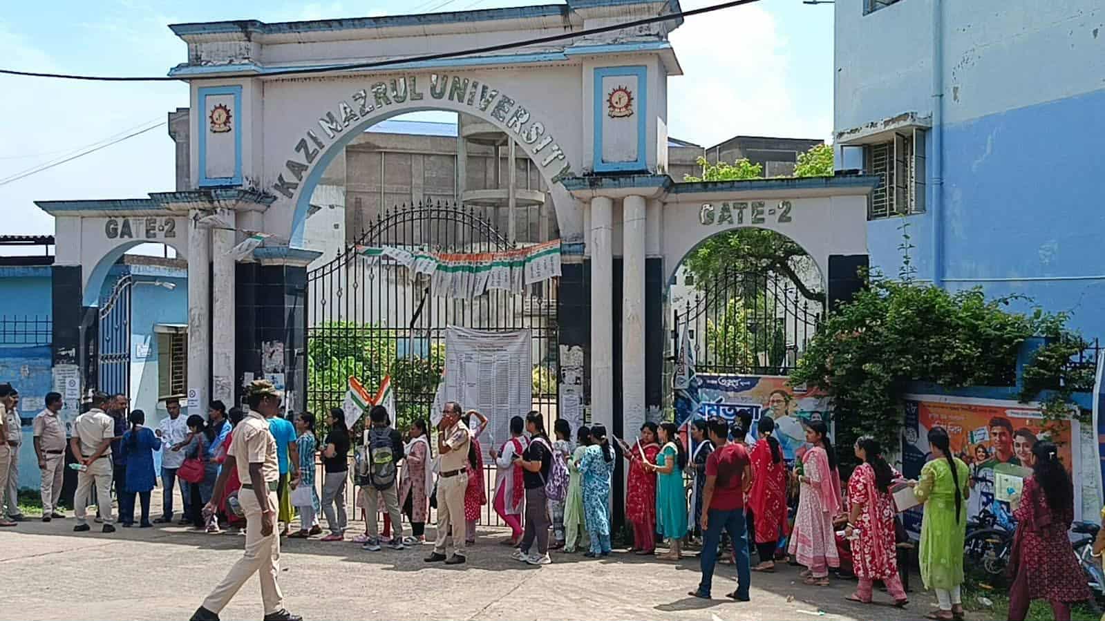 পুলিশী নিরাপত্তার মাঝে আসানসোলে এস এস সি পরীক্ষা পুলিশী নিরাপত্তার মাঝে আসানসোলে এস এস সি পরীক্ষা