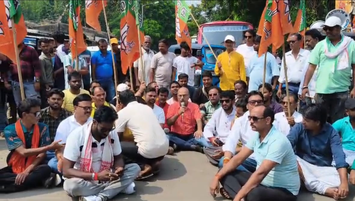 উত্তরবঙ্গের ঘটনার প্রতিবাদে কুলটির রানিতলায় পথ অবরোধ করে প্রতিবাদ জানালেন স্থানীয় বিজেপি নেতৃত্ব উত্তরবঙ্গের ঘটনার প্রতিবাদে কুলটির রানিতলায় পথ অবরোধ করে প্রতিবাদ জানালেন স্থানীয় বিজেপি নেতৃত্ব