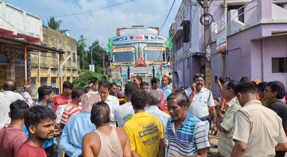 জামুড়িয়ায় পানীয় জলের সংকটকে কেন্দ্র করে রাস্তা অবরোধ, মহিলাদের বিক্ষোভ