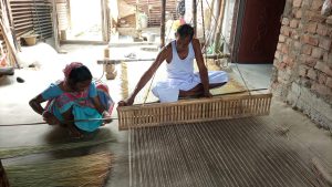 ১০০ বছরের অধিক সময় ধরে মাদুর তৈরি করে চলেছেন শিল্পীরা