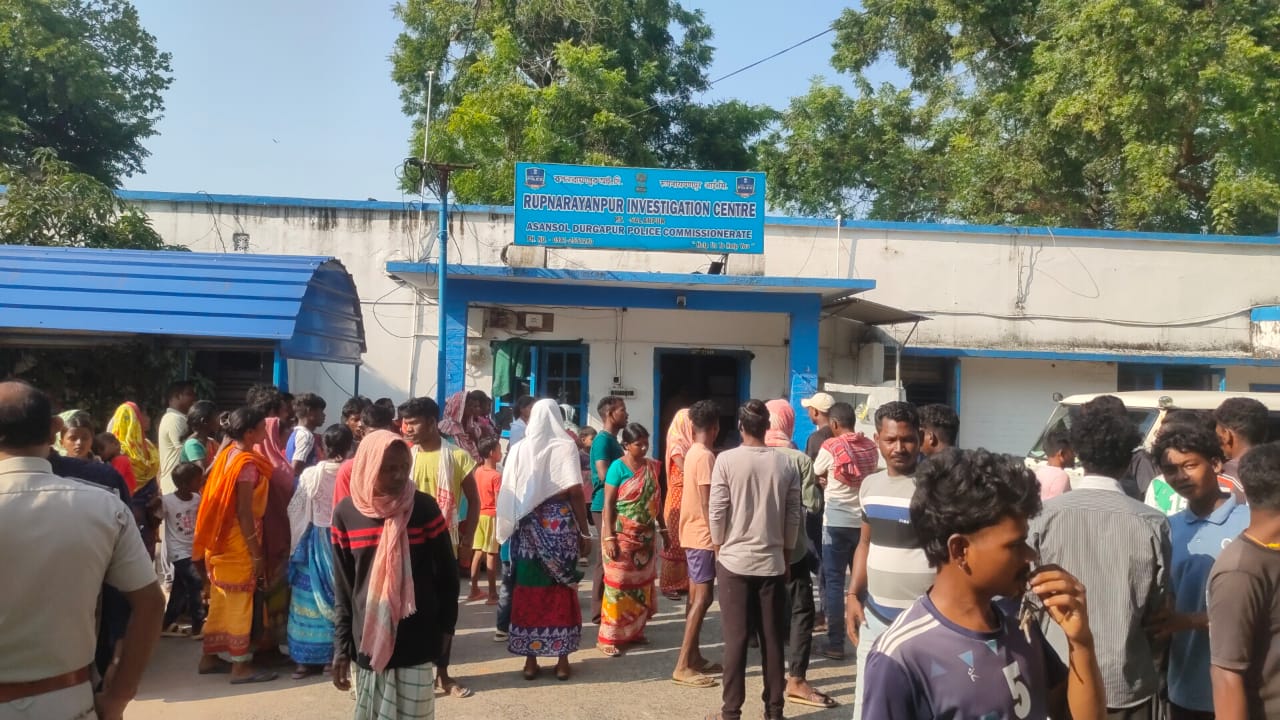 দুদিন ধরে নিখোঁজ থাকা যুবতীর দেহ উদ্ধারের ঘটনায় রূপনারায়ণপুর ফাঁড়িতে পূর্ন তদন্ত চেয়ে লিখিত অভিযোগ দায়ের করেন পরিবার দুদিন ধরে নিখোঁজ থাকা যুবতীর দেহ উদ্ধারের ঘটনায় রূপনারায়ণপুর ফাঁড়িতে পূর্ন তদন্ত চেয়ে লিখিত অভিযোগ দায়ের করেন পরিবার