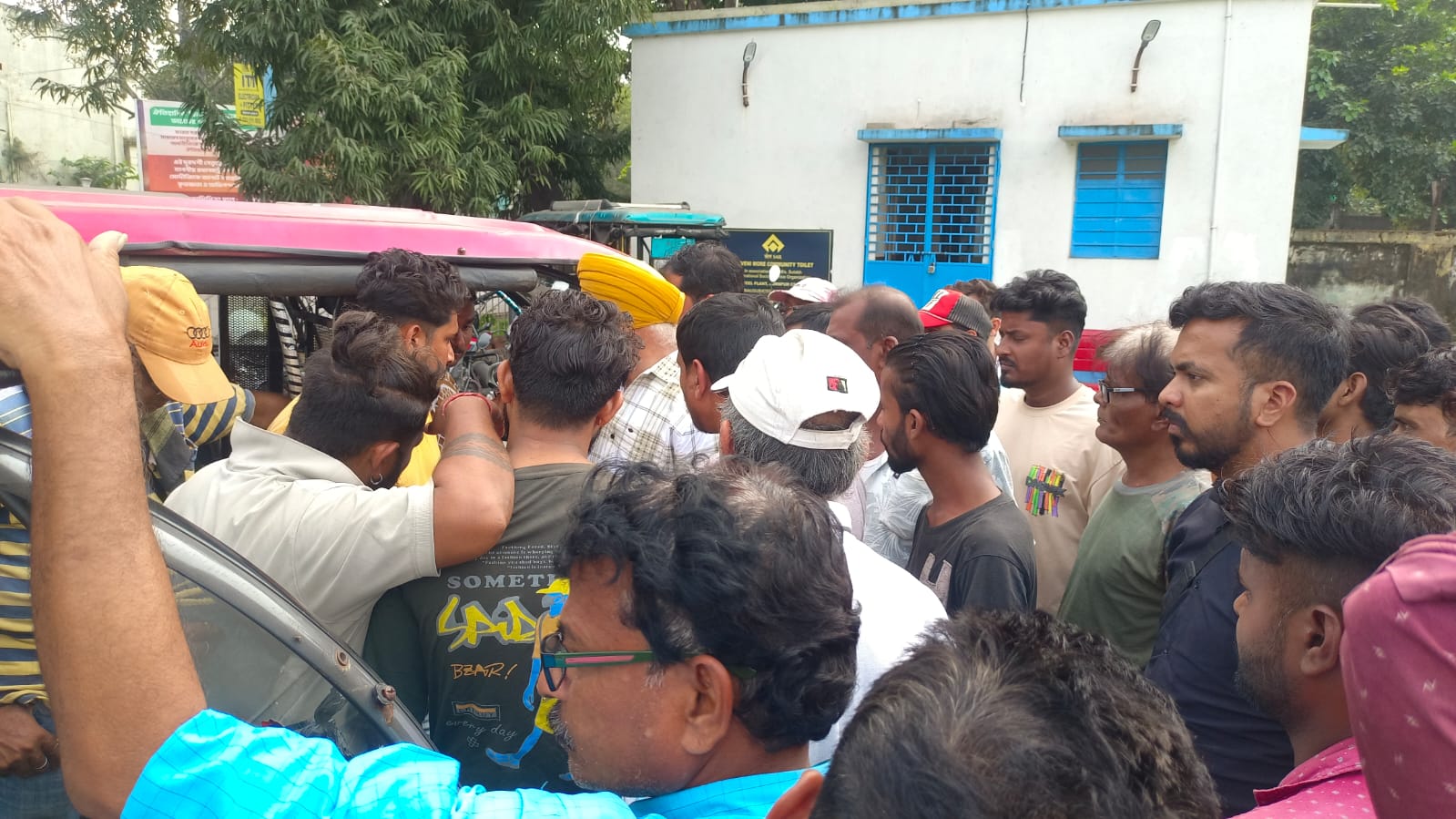 সিভিক ভলেন্টিয়ার দের অত্যাচারের প্রতিবাদে বার্ণপুরে টোটো বন্ধ করে টোটো চালকদের প্রতিবাদ সিভিক ভলেন্টিয়ার দের অত্যাচারের প্রতিবাদে বার্ণপুরে টোটো বন্ধ করে টোটো চালকদের প্রতিবাদ