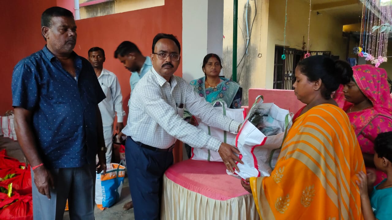 ছট ব্রতীদের হাতে পূজা সামগ্রী তুলে দিলেন সমাজসেবী রামচন্দ্র সাউ ছট ব্রতীদের হাতে পূজা সামগ্রী তুলে দিলেন সমাজসেবী রামচন্দ্র সাউ