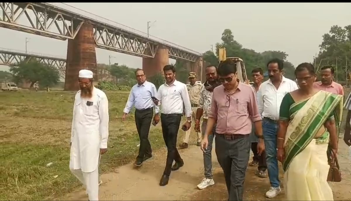 ছটপুজোকে সামনে রেখে বিভিন্ন ঘাট পরিদর্শনে জেলাশাসক ছটপুজোকে সামনে রেখে বিভিন্ন ঘাট পরিদর্শনে জেলাশাসক
