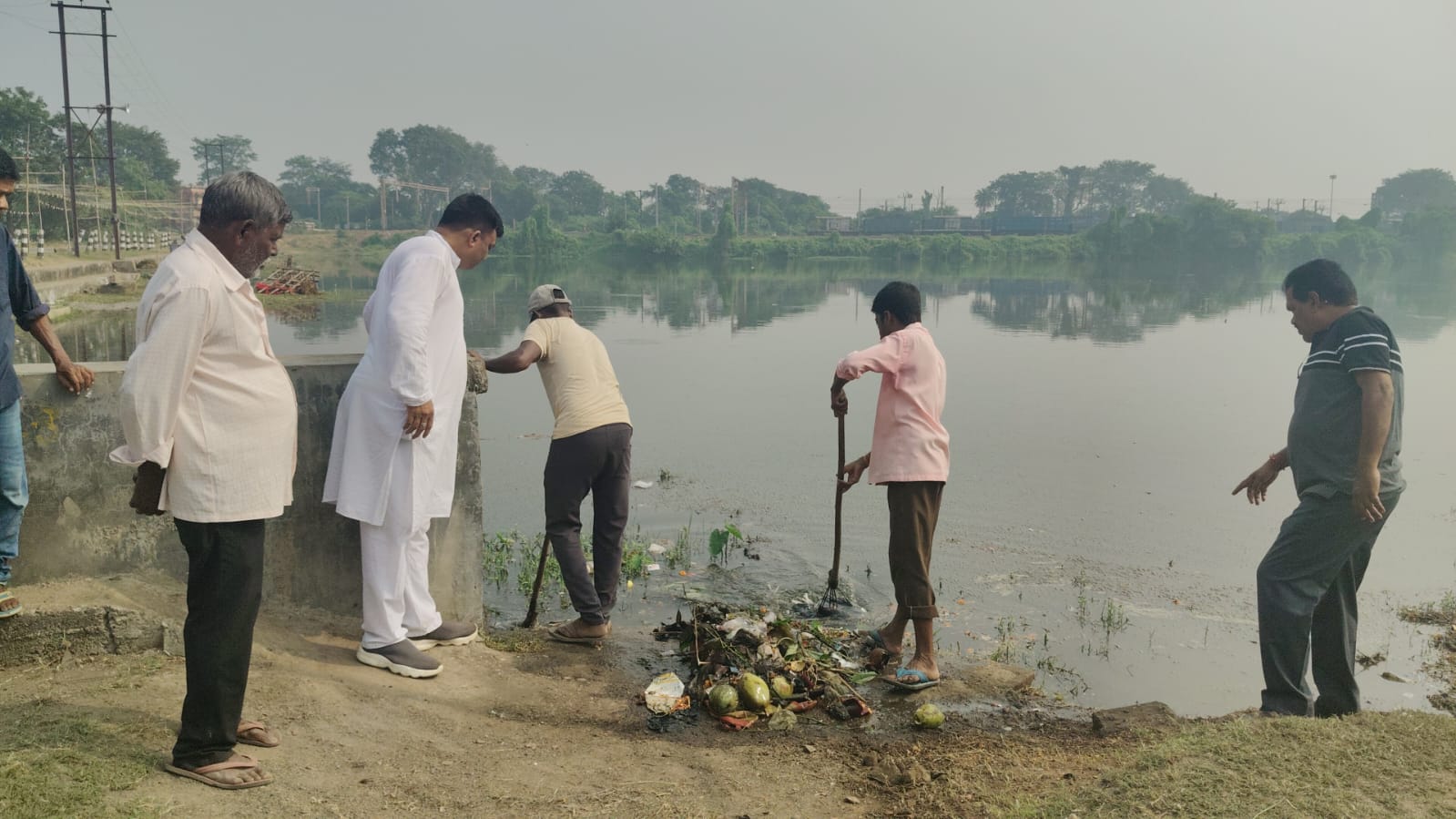 সীতারামপুর লোকো ট্যাঙ্ক পাম্পু তালাব ছট ঘাট এর পরিষ্কার- পরিচ্ছন্নতা চলছে জোরকদমে সীতারামপুর লোকো ট্যাঙ্ক পাম্পু তালাব ছট ঘাট এর পরিষ্কার- পরিচ্ছন্নতা চলছে জোরকদমে
