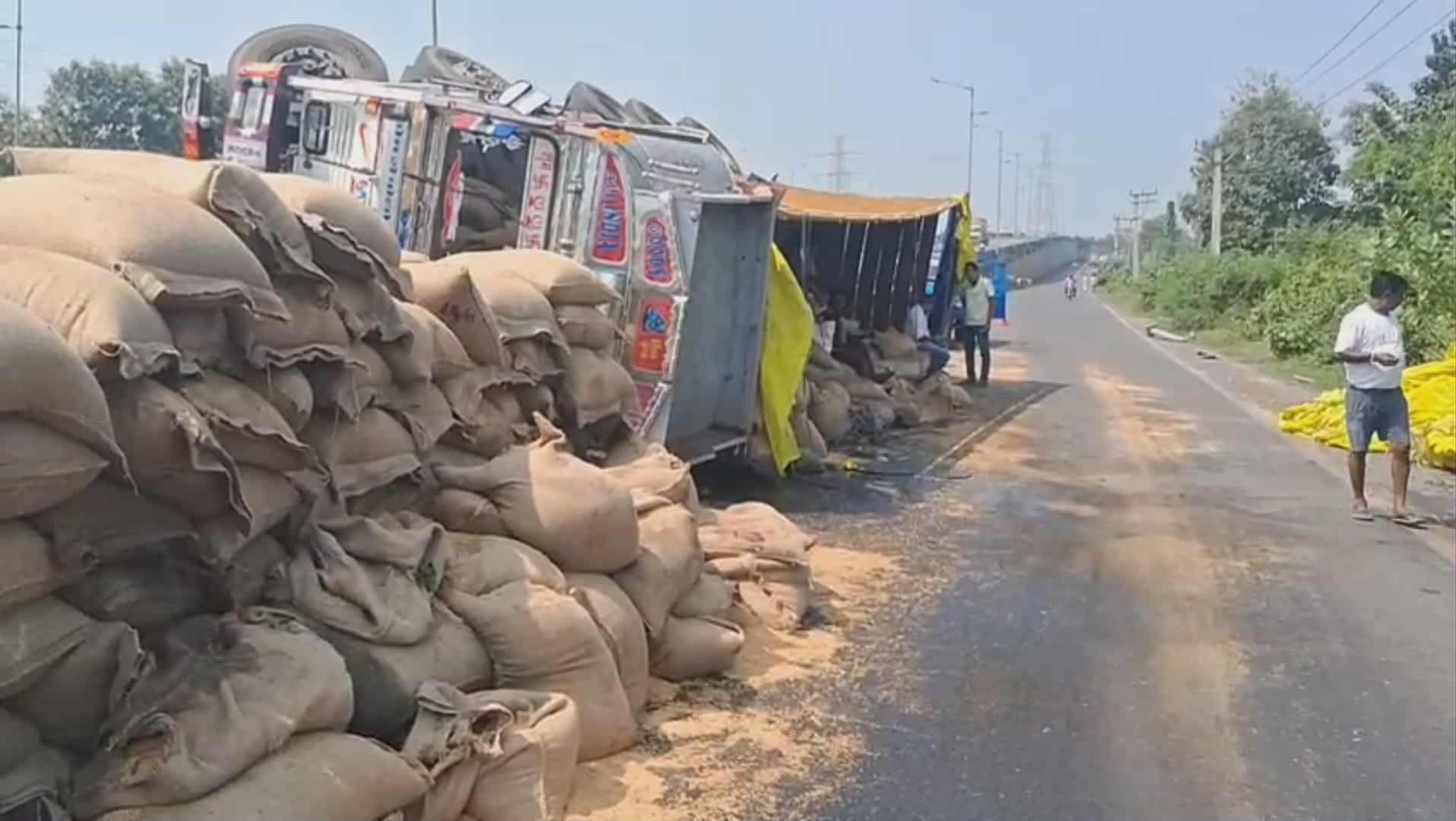 কুলটি থানার চৌরঙ্গী ফাঁড়ি সংলগ্ন জাতীয় সড়কের মধ্যে উল্টে গেল গমবোঝাই লরি 