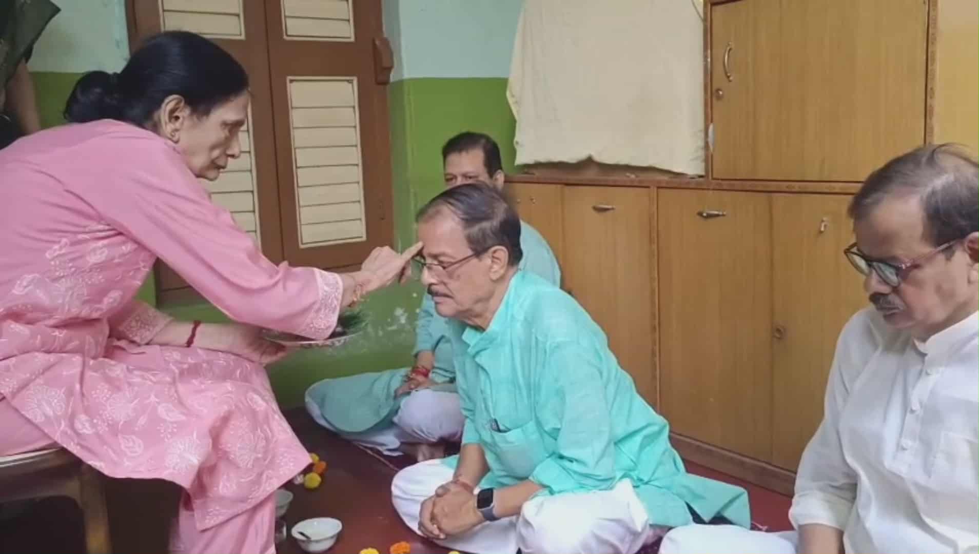 বোনেদের কাছে ফোঁটা নিলেন মন্ত্রী ও ডেপুটি মেয়র বোনেদের কাছে ফোঁটা নিলেন মন্ত্রী ও ডেপুটি মেয়র