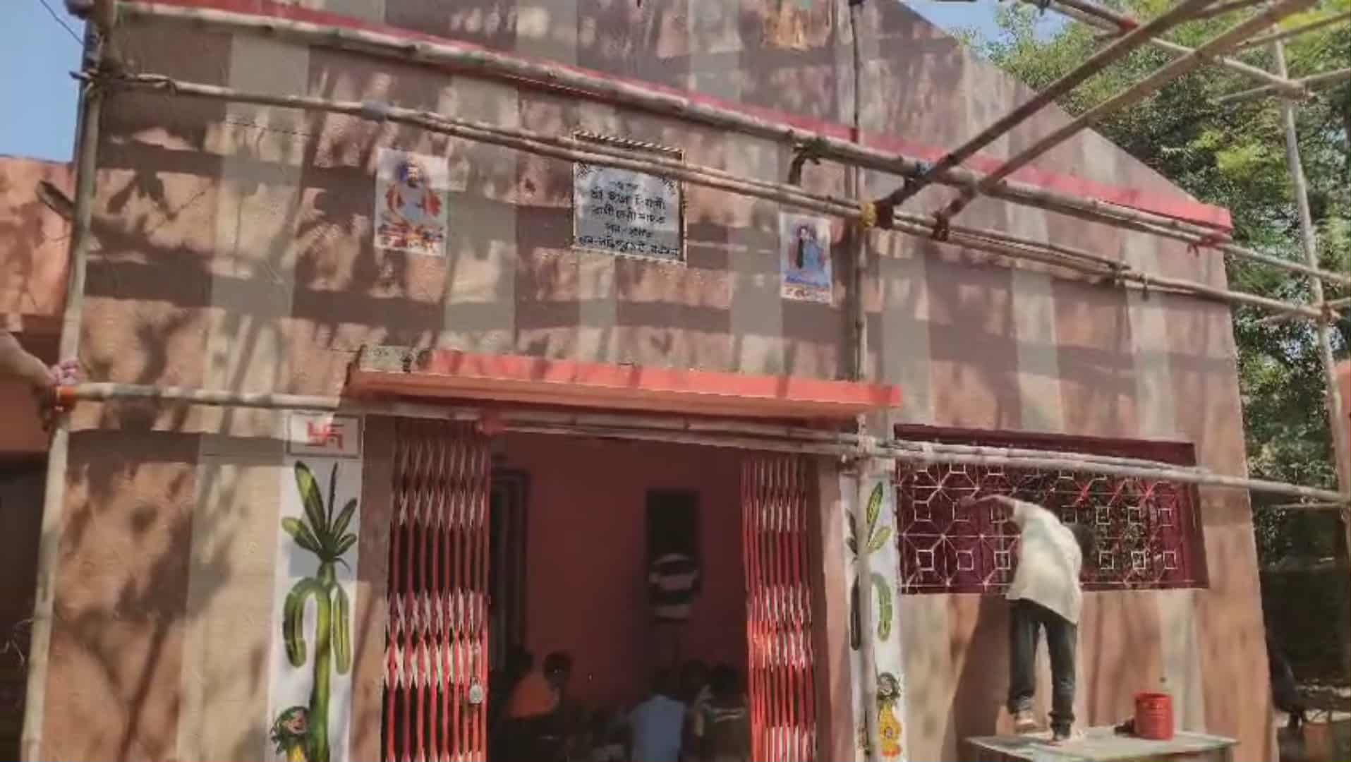 তিনটি মুন্ডুর উপরে মায়ের স্থান, এক বছর শিকল দিয়ে বেঁধে রাখা হয় ব্রহ্মচারীস্থান কালী মন্দিরে তিনটি মুন্ডুর উপরে মায়ের স্থান, এক বছর শিকল দিয়ে বেঁধে রাখা হয় ব্রহ্মচারীস্থান কালী মন্দিরে