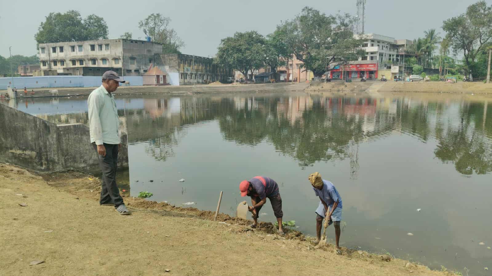 নিয়ামতপুর সরকার ছট পুকুর ঘাটের চলছে জোরকদমে সাফাইয়ের কাজ, ৩০হাজার ভক্তের হয়ে থাকে সমাগম নিয়ামতপুর সরকার ছট পুকুর ঘাটের চলছে জোরকদমে সাফাইয়ের কাজ, ৩০হাজার ভক্তের হয়ে থাকে সমাগম