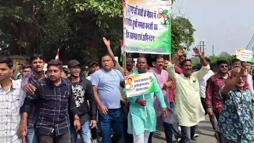 রাজ্য সরকারকে না জানিয়ে জল ছাড়ার অভিযোগে মাইথন অফিসের সামনে বিক্ষোভ কর্মসুচি দেখাল ঝাড়খন্ড প্রদেশ তৃণমূল কংগ্রেস কমিটি রাজ্য সরকারকে না জানিয়ে জল ছাড়ার অভিযোগে মাইথন অফিসের সামনে বিক্ষোভ কর্মসুচি দেখাল ঝাড়খন্ড প্রদেশ তৃণমূল কংগ্রেস কমিটি